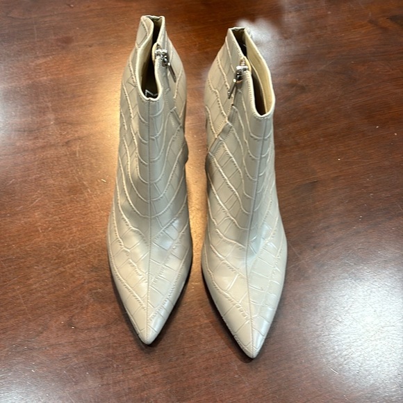 Marc Fisher Nude Beige  Side Zip Boots Women’s Size: 10 - Picture 2 of 7